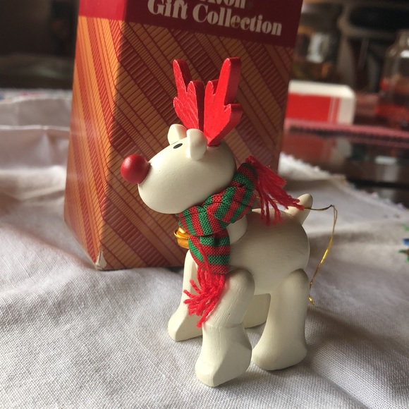 Avon Belvedeer The Christmas Reindeer Ornament - Picture 3 of 10